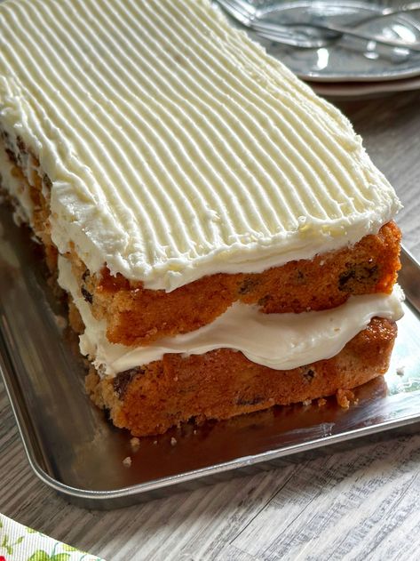 Nostalgia comes packed in a sweet treat — A&P Spanish Bar. This copycat of a Jane Parker classic has all of the flavors of the original 20th-century snack. A mildly spiced raisin studded cake is Spanish Bar Cake Recipe, Spanish Bar, No Egg Desserts, Bar Cake, Yummy Deserts, Loaf Cakes, Rock Recipes, Bake Cake, 12 Tomatoes