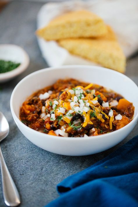 Chili is a very personal thing, but there are a few basic universal chili-making dos and don'ts. Turkey Sweet Potato Chili, Sweet Potato Chili Recipe, Easy Sweet Potato Recipes, Turkey Sweet Potato, Slow Cooker Turkey Chili, Sweet Potato Dishes, Potato Chili, Slow Cooker Sweet Potatoes, Delicious Slow Cooker Recipes