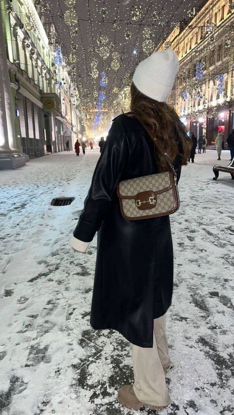 Autumn Outfits Classy, Moscow Outfit, Gucci Horsebit Bag 1955, Guess Bag Outfit, Classy Outfits Aesthetic, Old Money Aesthetic Fall, Gucci Horsebit Bag, Gucci Aesthetic, Moscow Winter