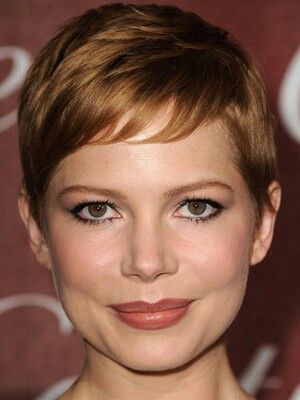 Dark golden blonde/light golden brown Michelle Williams Hair, Prom Hair Updo Elegant, Brown Pixie, Dark Golden Blonde, Kort Bob, Super Short Haircuts, Short Hair Waves, Golden Brown Hair, Hair Evolution