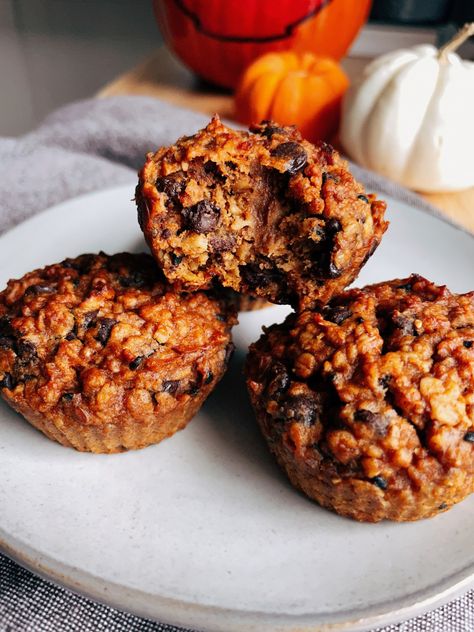 Small-batch Pumpkin Baked Oatmeal Cups Easy Pumpkin Oatmeal, Pumpkin Oatmeal Chocolate Chip, Chocolate Chip Baked Oatmeal, Pumpkin Baked Oatmeal, Easy Breakfast Muffins, Oatmeal Chocolate Chip Muffins, Small Batch Baking, Baked Oatmeal Cups, Leftover Pumpkin