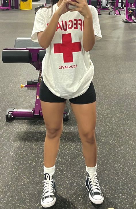 mirror pic of gym outfit and gym pump picture of quads Workout Outfits Converse, Short Gym Girl, Gym Tees Women, Gym Outfit Aesthetic Oversized, Outfit Gym Oversize, Piernas Aesthetic, Gym Wear Women Workout Outfits, Gym Fits Aesthetic Oversized, Workout Outfits With Converse