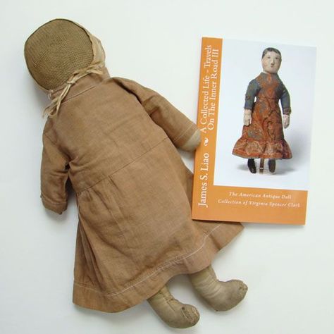 Early Amish Doll , I love this Amish Doll! I have a few old ones myself. I have one that was made by an Amish Child. It is Fabulous! They are wonderful dolls! xo Amish Diy, Cloth Toys, Vintage Rag Doll, Altered Dolls, Amish Dolls, American Cloth, Amish Culture, Antique Folk Art, Folk Art Dolls