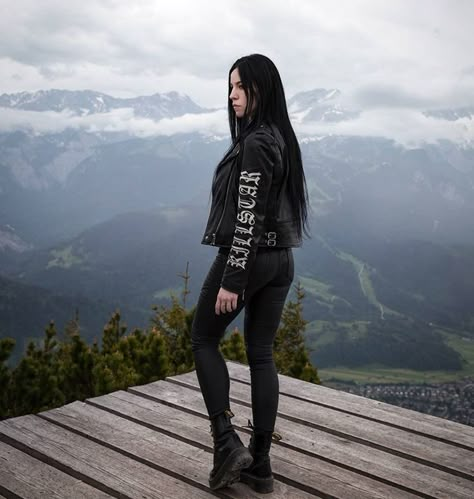 Goth Hiking, Female Metalhead, Metalhead Girl Outfits, Metal Hairstyles, Black Metal Fashion, Metalhead Fashion, Metal Outfit, Metalhead Girl, Black Metal Girl