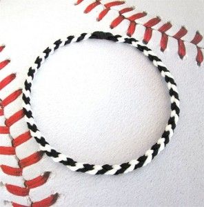 Paracord Baseball Necklace Softball Necklace, Paracord Necklace, Paracord Bracelet Patterns, Baseball Bracelet, Baseball Necklace, Paracord Braids, Paracord Ideas, Macrame Bracelet Diy, Paracord Bracelet Diy