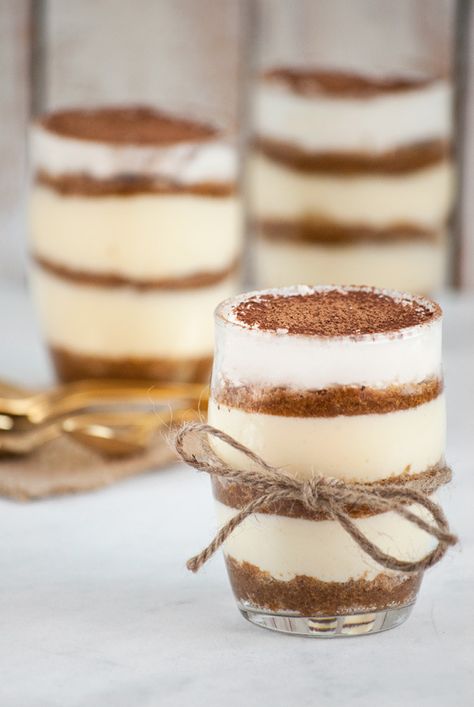 I've always been big on presentation. It doesn't matter if it's just vegetables and rice on a plate or a decadent an delicious dessert like Tiramisu, presentation is so important! These little Tira... Tiramisu Cups, Glace Fruit, Dessert Shooters, Mini Dessert Cups, Layered Dessert, Italian Cream Cakes, Dessert In A Jar, Tiramisu Cake, Tiramisu Recipe