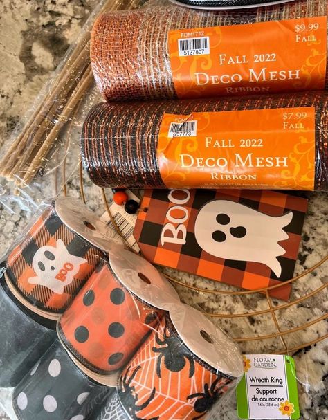 How to Make a Halloween Deco Mesh Wreath [Easy DIY] - The House on Silverado Fall Grapevine Wreath Ideas Diy, Fall Mesh Wreaths Diy, Easy Mesh Wreath, Tulle Wreath Diy, Easy Outdoor Halloween Decorations, Fun Diy Halloween Decorations, Frame Ribbon, Fall Mesh Wreaths, Fall Deco Mesh Wreath