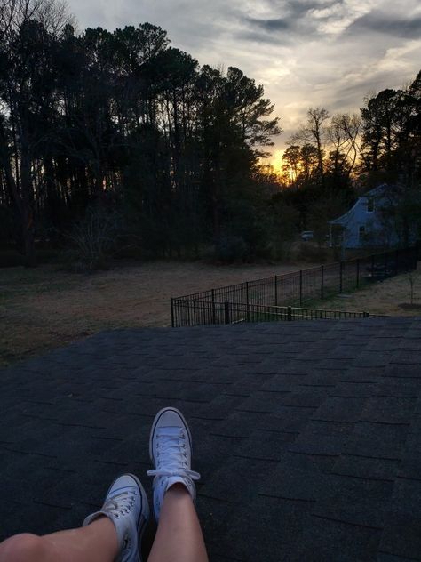 Roof Aethestic, Sitting On Roof Aesthetic, Sitting On Rooftop Aesthetic Night, Sitting On Roof, Roof Edge, Night Aesthetic, Art Exhibition, Couple Photography, Roof