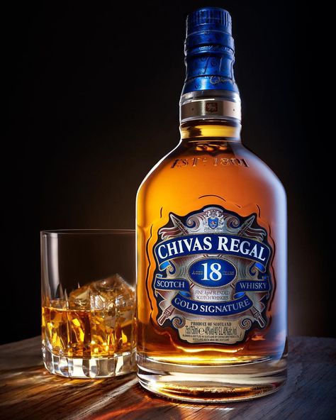 Whisky Chivas Regal, Heineken Bottle, Happy Birthday Drinks, Whisky Chivas, Happy Birthday Flowers Gif, Usa Drinks, Chivas Regal, Birthday Morning Surprise, Drink Stand