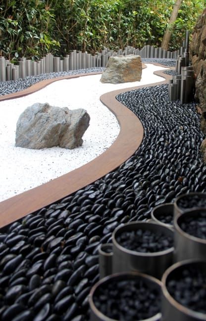 Black rocks are excellent materials for modern yard landscaping Feng Shui Plants, Japanese Rock Garden, Landscaping Rock, Japanese Garden Landscape, Zen Rock Garden, Zen Rock, Zen Garden Design, Rock Landscaping Ideas, Rock Garden Design