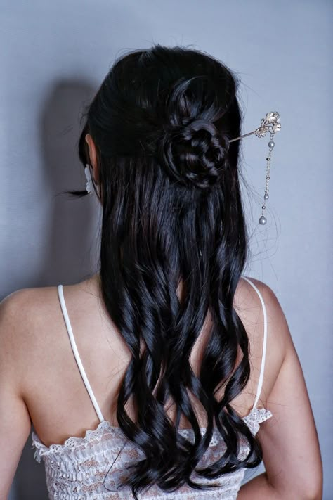 Chinese inspired hairstyle Half Up Half Down Chinese Hairstyle, Chinese Tea Ceremony Hairstyle, Elegant Asian Hairstyles, Wedding Hairstyles Chinese, Cheongsam Hairstyle Modern, Modern Chinese Hairstyle, Chinese Hairstyles For Short Hair, Chinese Inspired Hairstyles, Chinese Bride Hairstyle