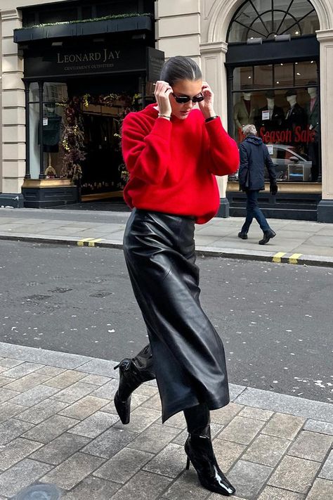 Leather Maxi Skirt Outfit, Red Jumper Outfit, Leather Midi Skirt Outfit, Maxi Leather Skirt, Long Leather Skirt, Leather Skirt Outfit, Leather Pants Outfit, Oufits Casual, Pencil Skirt Outfits