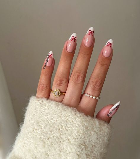 Sparkle Bow Nails, Hot Christmas Nails, Brown Nails Christmas, December French Tip Nails, Silver Bow Nails, December Nails Square, Brown Christmas Nails, Rings Coquette, Chrome Christmas Nails