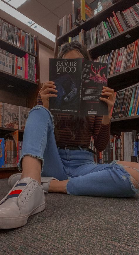 Library Selfie Ideas, Book Selfies Ideas, Photo Asthetic For Instagram, Instagram Photo Ideas No Face, Photography Poses No Face, No Face Photo Ideas Instagram Aesthetic, Instagram Post Ideas No Face, Reading Photoshoot Ideas, No Face Profile Picture Aesthetic