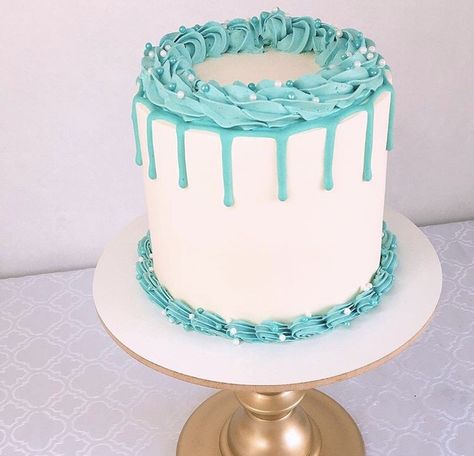 Teal And White Birthday Cake, Teal Birthday Cake, Floral Cake Birthday, Color Calipso, Aqua Cake, Turquoise Cake, Teal Cake, Sprinkles Birthday Cake, Buttercream Birthday Cake