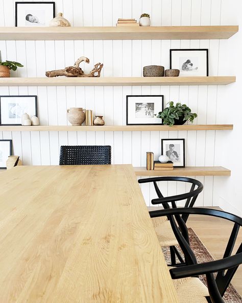 Wood shelving Dinning Room Shelves, Dining Room Floating Shelves, Dining Room Nook, Dining Room Shelves, Shelves Modern, Floating Shelf Decor, Shelf Decor Living Room, Wood Shelving, Open Dining Room