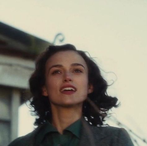 Kira Knightly, French Girl Aesthetic, The Sun Also Rises, Keira Knightly, Classy Couple, Atonement, Keira Knightley, Attractive People, I Love Girls