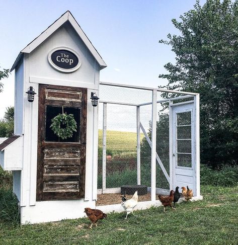 Shannon | The Nebraska Nest 🌾 on Instagram: "Well guys, here it is! 🖤 The Chicken Coop tour is finally up on the Nebraska Nest Co. blog (the link is on my home page)! My husband did an absolutely amazing job building it. I’m so thankful he goes along with my ‘crazy’ ideas! Our chickens seem to really love their new home. 🖤" Design Chicken Coop, Chicken Coop Decorations, Coop Plans Free, Chicken Coop Plans Free, Cute Chicken Coops, Walk In Chicken Coop, Small Chicken Coops, Chicken Coop Garden, Easy Chicken Coop