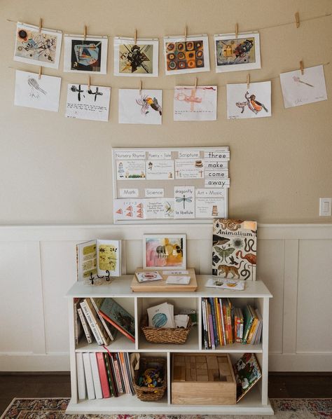 Cottagecore Homeschool Room, Charlotte Mason Homeschool Room, Homeschool Living Room, Homeschool Wall Ideas, Homeschool Set Up, Homeschooling Space, Homeschooling Room, Homeschool Area, Charlotte Mason Preschool