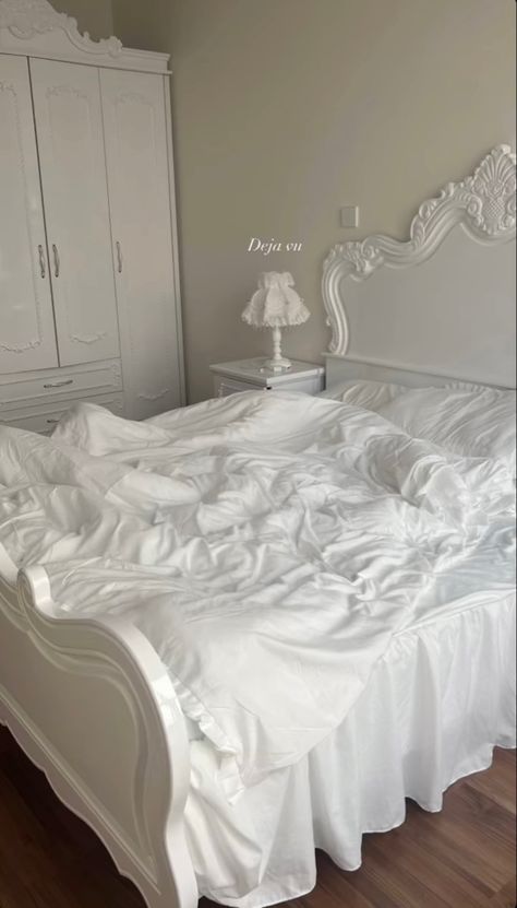 White Coquette Bedroom, White Coquette Room, Vintage Closet Ideas, Vintage Chic Bedroom, Old Fashioned Bedroom, Princesscore Room, Heavenly Bedroom, Small Bedroom Coquette, Simple White Vibtage Bed Set