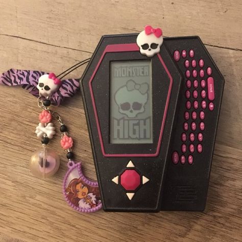 Emo Flip Phone, Monster High Pp, Monster High Merch, Monster High Phone, Monster High Diary, Hello Kitty High, Dolls Monster High, Monster High Draculaura, Images Hello Kitty