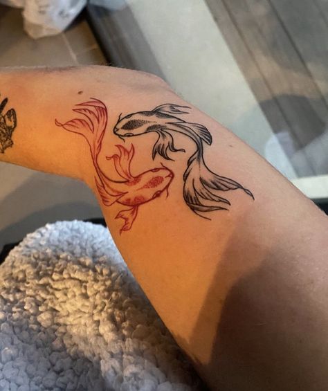 Ying Yang Koi Fish Tattoo, 98 Tattoo, Ying Yang Koi Fish, Ink Tattoo Design, Red Ink Tattoo, Red Tattoo Ideas, Yin Yang Tattoos, Red Tattoo, Koi Tattoo