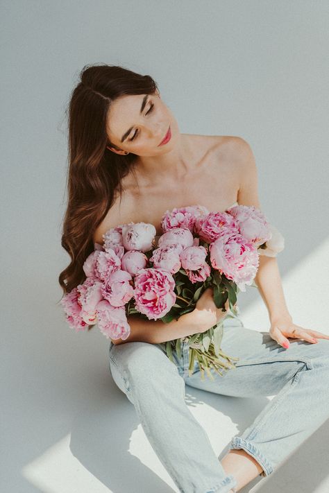 Photoshoot with peonies, flowers pictures, photos Photoshoot Ideas For Models, Idea Aesthetic, Valentine Photo Shoot, Creative Fashion Photography, Beautiful Photoshoot Ideas, Party Photoshoot, Spring Photoshoot, Flower Photoshoot, Photoshoot Idea