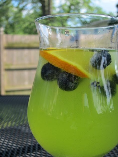 Green Drink Recipes for St. Patrick's Day and Spring! - The Weary Chef St Patty Drinks, St Patty's Day Drinks, Green Sangria, Swamp Juice, Hello Shots, Sangria Drink, Green Drink Recipes, St Patricks Day Drinks, Pitcher Drinks