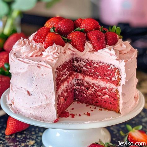 Homemade Strawberry Cake Strawberry Cake With Cream Cheese Icing, Homemade Strawberry Cake, Strawberry Dessert Recipes, Strawberry Cake Recipes, Strawberry Cakes, Strawberry Desserts, Velvet Cake, Red Velvet Cake, Easy Cake Recipes