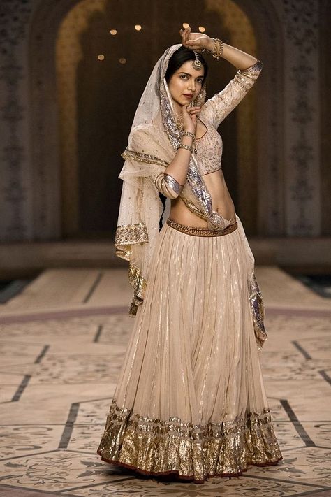 Deepika Padukone - Bajirao Mastani - Mohe rang do laal Deepika Face, Deepika Padukone Lehenga, Mastani Dress, Deepika Padukone Dresses, Deepika Padukone Saree, Muse Board, Bajirao Mastani, Orang India, Drawing Women