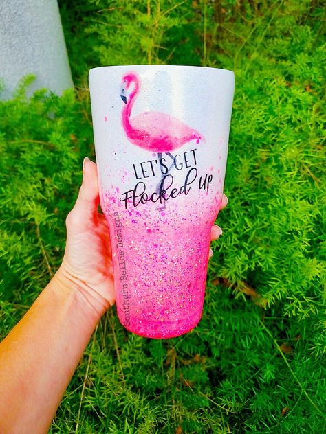 Flamingo Tumbler, Flamingo Cup, Glitter Tumbler Cups, Cup Decal, Custom Tumbler Cups, Tumbler Cups Diy, Tumbler Ideas, Glitter Cups, Printed Cups