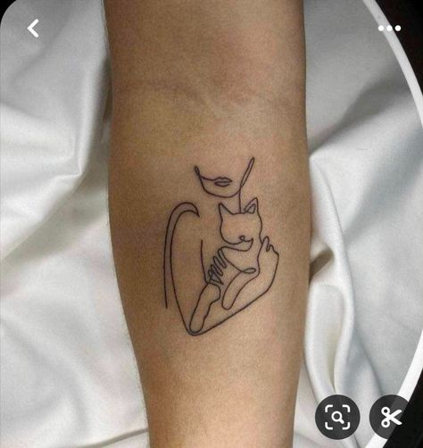 Small Tattoo Ideas Back, Finger Tattoo Minimalist, Cat Tattoos Ideas, Tattoo Ideas Back, Cat Lover Tattoo, Simple Cat Tattoo, Tattoo Dainty, Rib Tattoos For Women, Lady Bug Tattoo