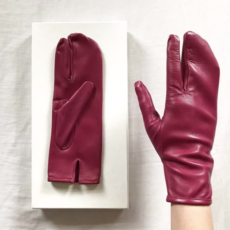 Hand Gloves Fashion, Gloves Aesthetic, Waste Clothing, Red Gloves, Work Gloves, Martin Margiela, Casual Street Style, Street Style Outfit, Couture Dresses