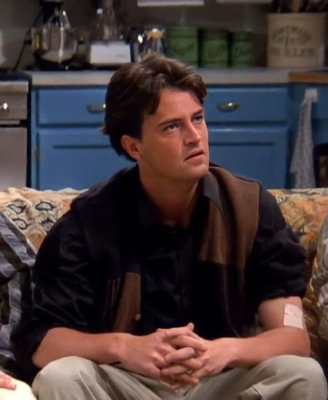 Chandler Bing Hair, Chandler Bing Pfp, 90s Chandler Bing, Chandler Bing Season 1, Chandler Bing Outfits, Matthew Perry Friends, Friends 90s, Friends Season 3, Friends Season 1