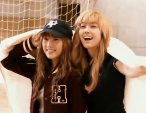 taeyeon and jessica snsd girls generation 2nd gen kpop Taeyeon Happy, Jessica Snsd, Snsd I Got A Boy, Girl Generation Taeyeon, Snsd Meme, Taeyeon Jessica, 2nd Gen Kpop, Hyoyeon Snsd 2007, Girls Generation