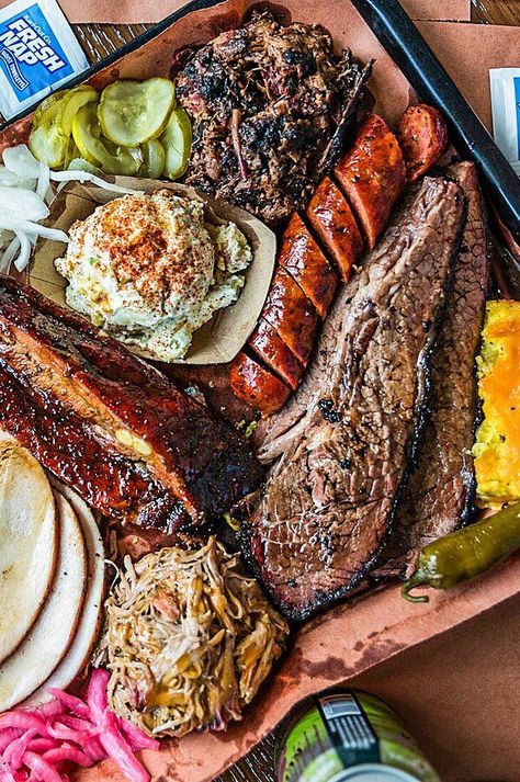 American Barbecue Party, American Restaurant Food, American Bbq Food, American Bbq Party, Barbecue Party Aesthetic, Bbq Plating, Brisket In Air Fryer, Barbecue Photography, Brisket Ideas