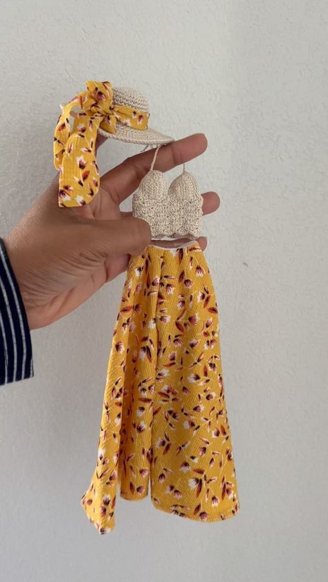 Dresses For Dolls Diy, Diy For Dolls, Doll Dress Ideas, Diy Doll Crafts, Barbie Clothes Crochet, Doll Clothes Diy, Diy Doll Clothes, Doll Hairstyles, Doll Dresses Diy