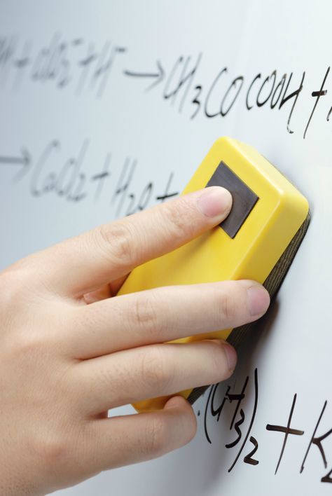 10 ways to get rid of dry erase marker stains on you whiteboard. Clean Dry Erase Board, Class Decoration Ideas, Office Craft Space, Cleaning Naturally, Deep Clean Bathroom, Marker Stain, Teaching Game, Whiteboard Eraser, Stain Removers