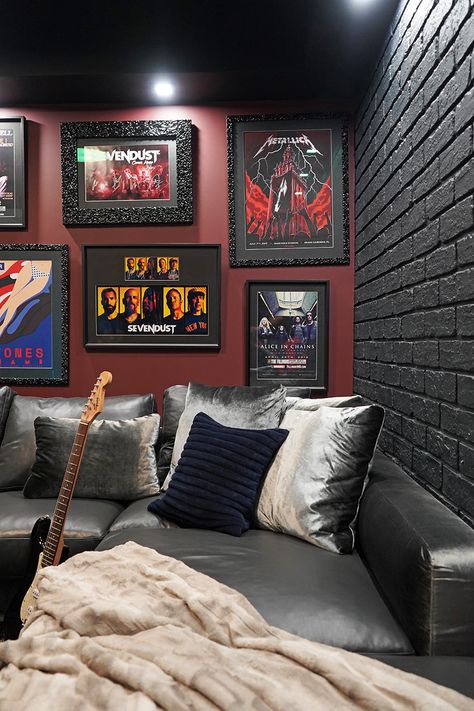 Musical Studio Room, Dj Room Ideas Man Cave, Rock Living Room, Rock And Roll Room Decor, Listening Room Design, Music Lounge Room Ideas, Rock Bar Design, Music Rooms, Rock N Roll Aesthetic Bedroom