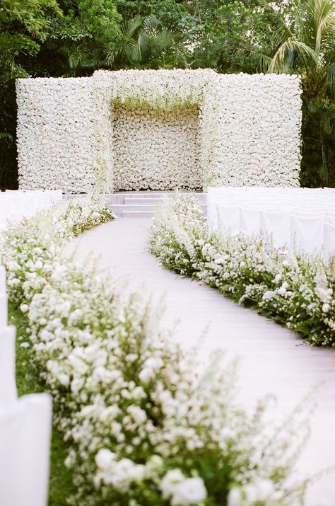 White Wedding Ceremony, White Wedding Decorations, All White Wedding, Wedding Venue Decorations, Venue Decorations, Outdoor Wedding Decorations, Salou, Future Wedding Plans, Ceremony Backdrop