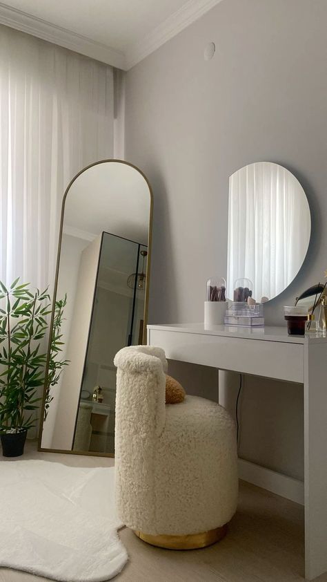 Aesthetic Long Mirror, Big Mirror Bedroom, Bedroom Long Mirror, Tall Mirror In Bedroom, Long Mirror In Bedroom, Big Mirror In Bedroom, Big Mirrors, Comfortable Bedroom Decor, Room Makeup