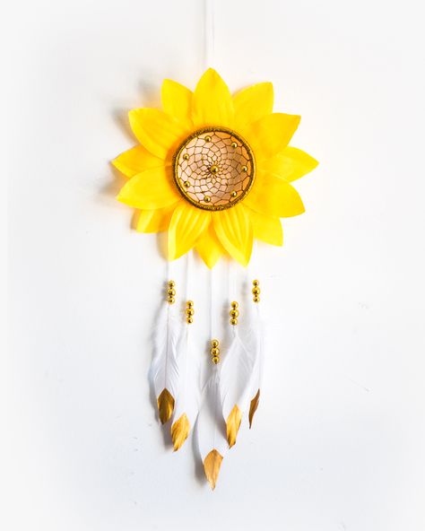 Sunflower dream catcher Sunflower Dream Catcher, Diwali Decoration Lights, Dream Catcher Patterns, Dream Catcher Mobile, Sunflower Crafts, Dream Catcher Decor, Macrame Wall Hanging Tutorial, Dream Catcher Craft, Diy Yarn Crafts