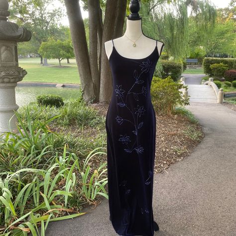 90s Black Velvet Dress, 90s Formal Dress Vintage, 90s Whimsigoth Prom Dress, Velvet Dress Aesthetic, 90’s Prom Dresses, 90s Dresses Formal, 90s Dress Formal, 90s Prom Dress Grunge, Velvet Dress 90s