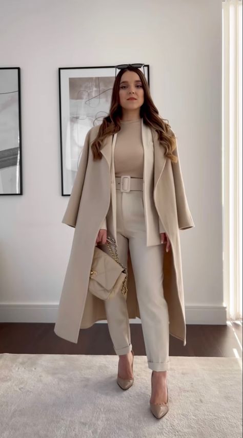 Classy Elegant Outfits, Professional Office Outfit, White Outfits For Women, New Look Fashion, Best Winter Outfits, Crazy Ideas, Photos Of People, Office Casual Outfit, Corporate Attire