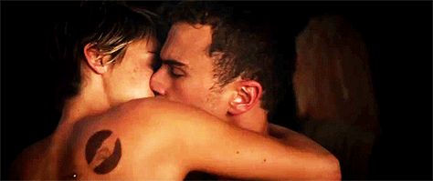 When Tris and Four Can't Keep Their Hands Off of Each Other Divergent Kiss, Passionate Kiss Gif, Tris And Tobias, Divergent Four, Romantic Kiss Gif, Divergent Book, Divergent Movie, Tris And Four, Divergent Trilogy