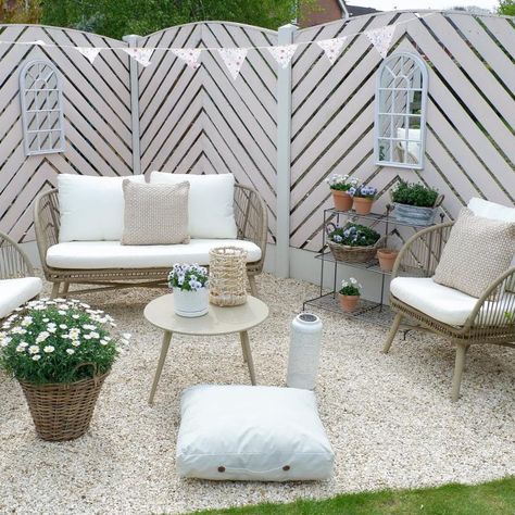 A fenced garden with Yorkshire Cream Gravel and white garden furniture Neutral Garden Design, Cream Garden, Cream Garden Ideas, Yorkshire Cream Gravel, Beige Garden, Neutral Garden, Cream Fence, White Gravel Garden, Cream Fence Garden