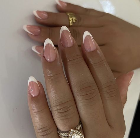 Oval Acrylic Nails Short Winter, Natural Elegant Nails, Round Nails French Tip, Short Almond French Tip, Nails Ideas French, Drippy Nails, Travel Nails, French Nail Ideas, French Toe Nails