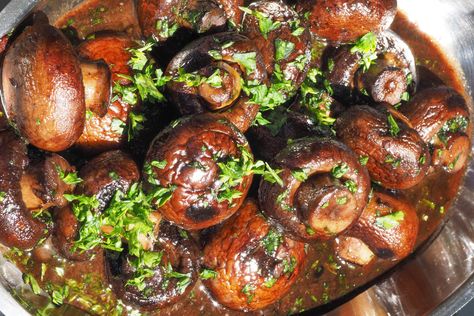 Steakhouse Mushrooms, Burgundy Mushrooms, Dinners Ideas, Mushroom Sauce Recipe, Healthy Plant Based Recipes, How To Cook Mushrooms, Lobster Bisque, Button Mushrooms, Holiday Dinners