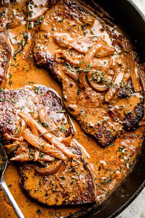 Southern Pepper Steak Recipe, Smothered Steak Recipes, Shoulder Steak Recipes, Steaks Recipes, Smothered Steak, Deer Steak, Round Steak Recipes, Ribeye Steak Recipes, Steak And Onions