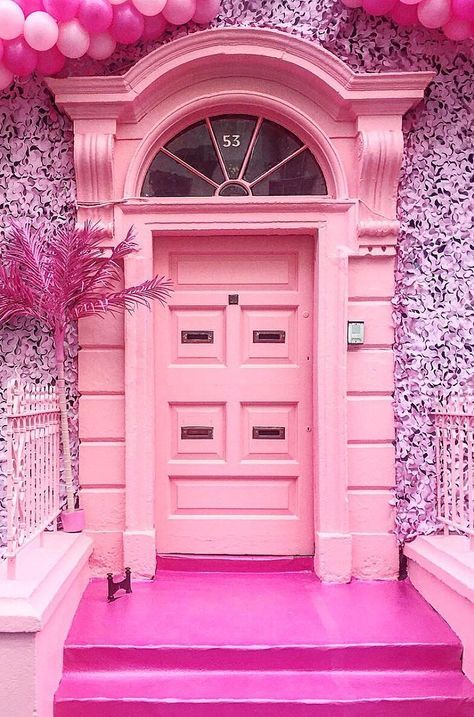 Georgia House, Pink Lifestyle, Pink Door, Cool Doors, Front Door Colors, Design Exterior, Pink Houses, Unique Doors, Beautiful Doors